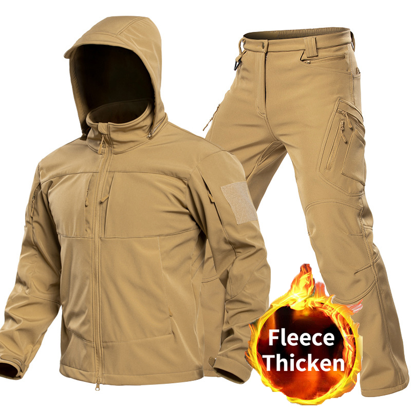 Outdoor Adventure Trips - ชุดเสื้อผ้าซอฟต์เชลล์สำหรับผู้ชายแบบยุทธวิธีกลางแจ้ง พร้อมฮู้ด แจ็คเก็ตซิปเต็มตัว กางเกงคาร์โก้ กันลม ชุดหลายกระเป๋าสำหรับการล่าสัตว์